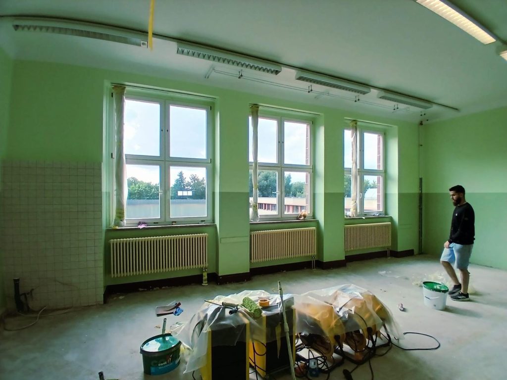 Grüne Wand mit Bauarbeiten