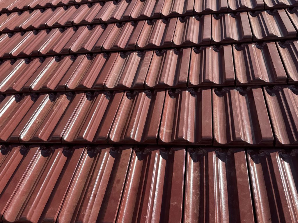 Rote Dachziegel in Reihe