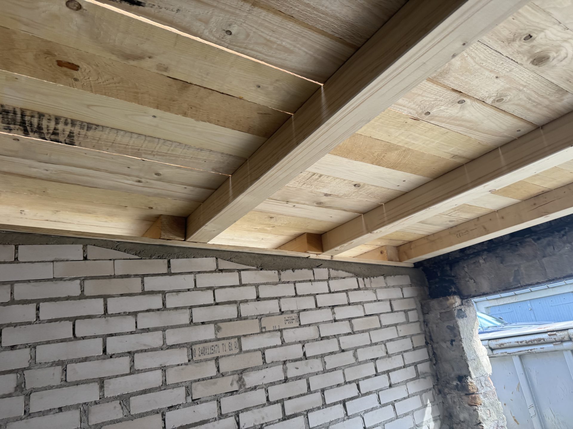 Holzdecken und Ziegelwände