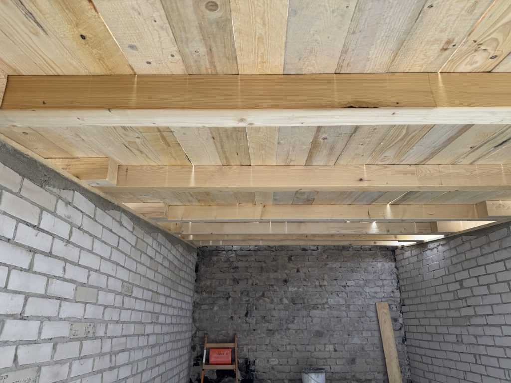 Holzdecken und Ziegelwände