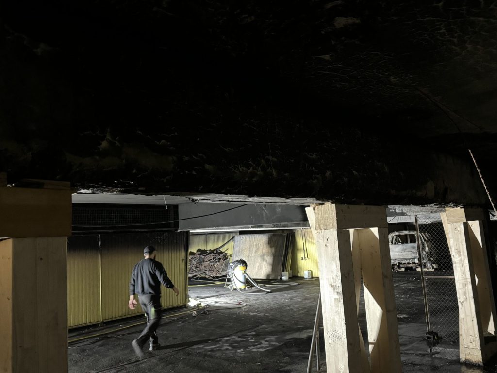 Bauarbeiter in dunkler Umgebung