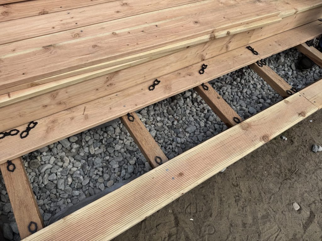 Holzboden mit Kiesuntergrund