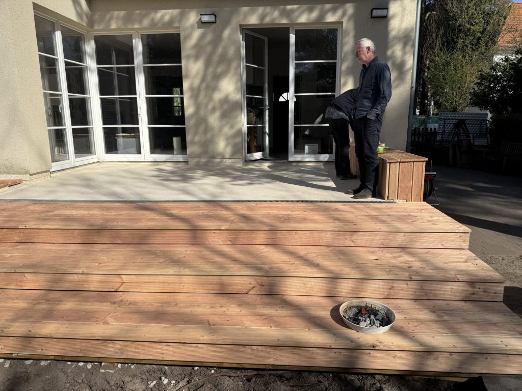 Terrasse mit Holzstufen und Personen